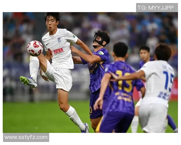 足球明星化身普通人踢球展现真实魅力与激情的精彩瞬间