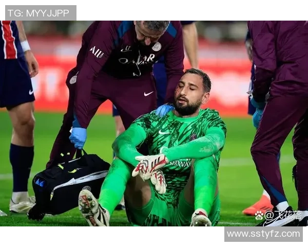 足球明星在比赛中遭遇球迷扔东西事件引发广泛关注与讨论