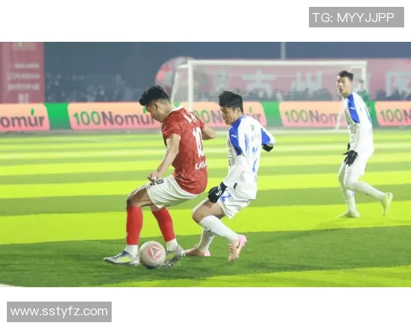 足球明星在草坪上滑翔庆祝瞬间展现激情与荣耀的完美结合 足球明星在草坪上滑翔庆祝瞬间展现激情与荣耀的完美结合