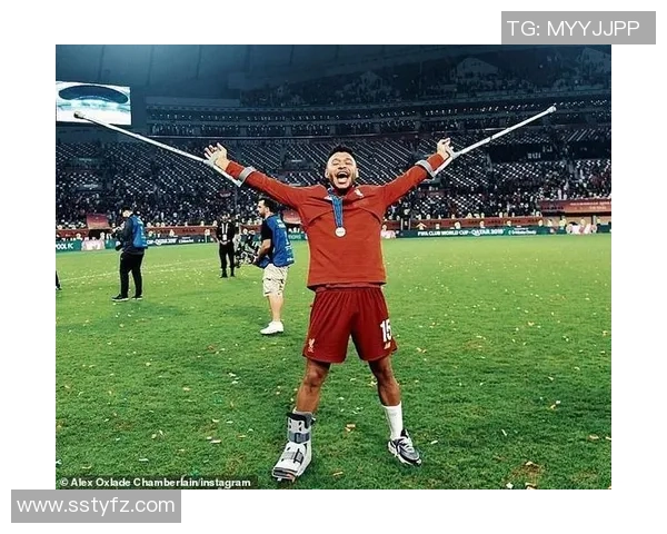 足球明星因伤拄拐杖走路引发球迷关注背后故事令人心疼