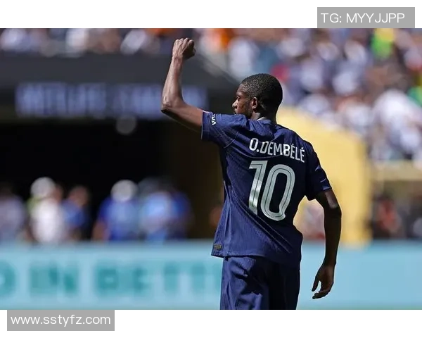 足球明星如何运用过人技巧征服赛场与球迷的心灵