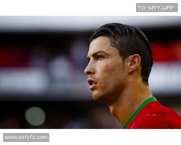 足球明星女装高清写真展现独特魅力与时尚风采