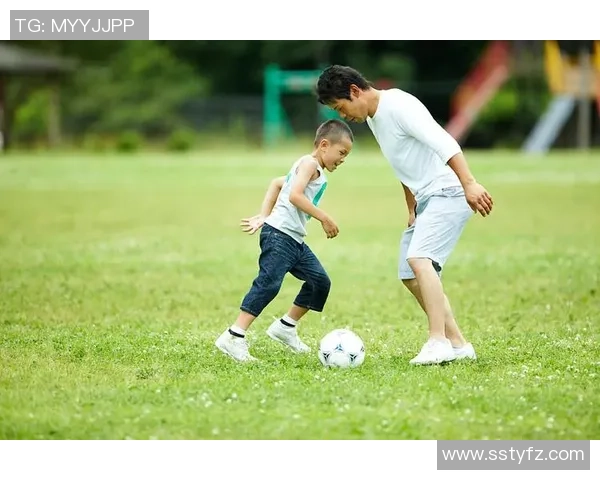 足球明星怀抱孩子接受媒体采访展现温暖父爱与职业生涯的完美结合