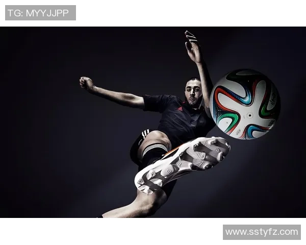 足球明星挑战绕杆极限技巧视频展现惊人球技与创意瞬间