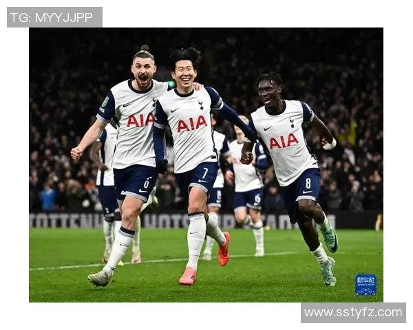 足球明星激情发角球海报展现赛场魅力与团队精神的完美结合