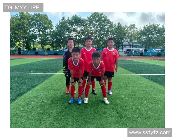 足球明星温情瞬间抱孩子展现父爱与运动激情的完美结合 足球明星温情瞬间抱孩子展现父爱与运动激情的完美结合