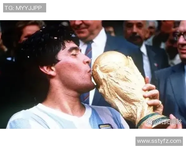 足球明星的辉煌与沉浮:从贝利到梅西的传奇历程回顾 足球明星的辉煌与沉浮:从贝利到梅西的传奇历程回顾