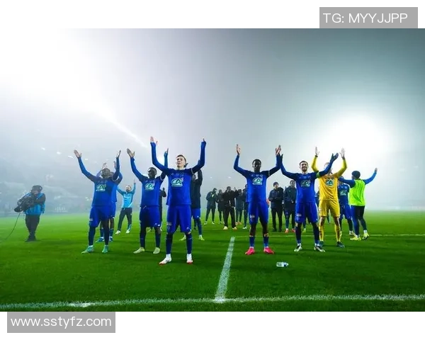 足球明星街头即兴踢球引围观粉丝热情欢呼场面火爆 足球明星街头即兴踢球引围观粉丝热情欢呼场面火爆